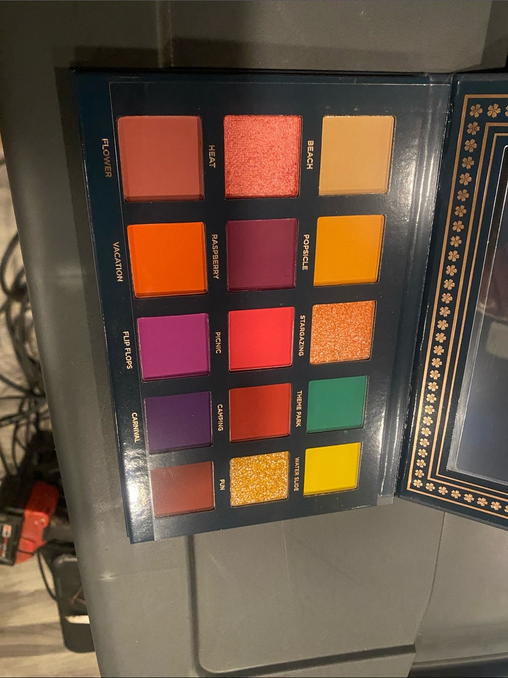 Vibrant 16-Color Eyeshadow Palette - Sunset Brights